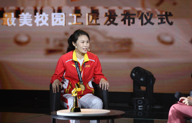 登封少林中等专业学校教师孟丽与主持人互动 登封少林中等专业学校教师孟丽与主持人互动